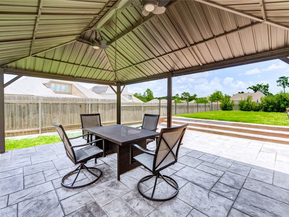 1820 Rocky Hills Drive, Conroe TX 77304