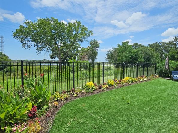 1013 Goose Creek Street, Webster TX 77598