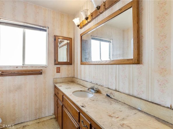 1984 Raymond, Signal Hill CA 90755