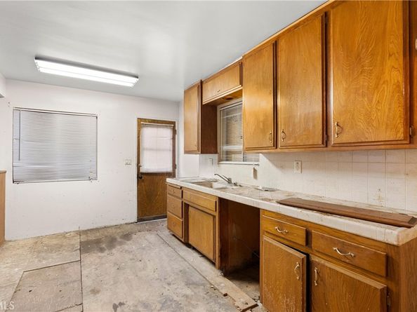 1984 Raymond, Signal Hill CA 90755