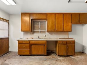 1984 Raymond, Signal Hill CA 90755