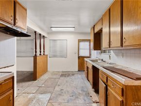 1984 Raymond, Signal Hill CA 90755