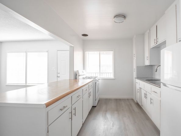 906 E Imperial, El Segundo CA 90245