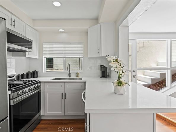 2820 Oak Point Drive, Los Angeles CA 90068
