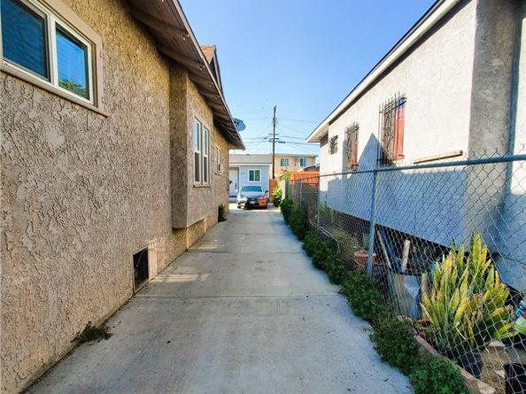 211 W 52nd Street, Los Angeles CA 90037