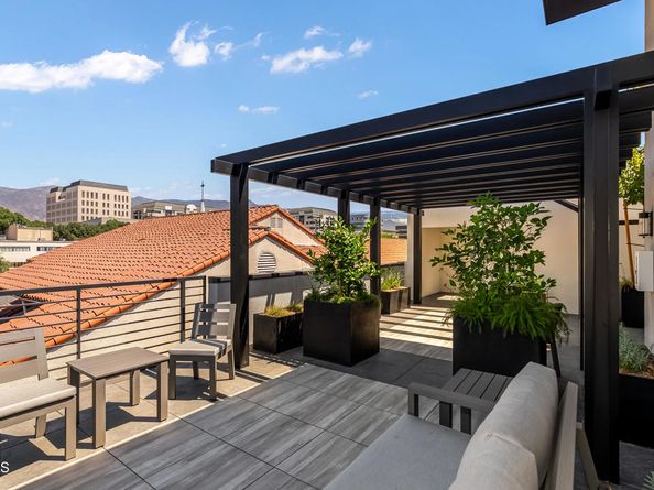 150 S Oak Knoll Avenue 103, Pasadena CA 91101