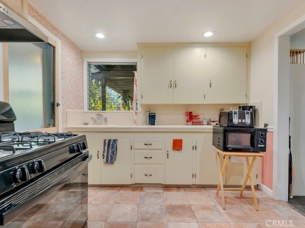 405 Mission Road, Glendale CA 91205