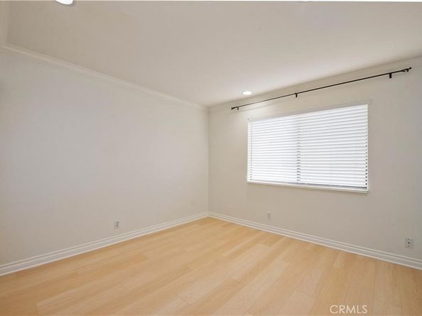 5711 Owensmouth Avenue 117, Woodland Hills CA 91367