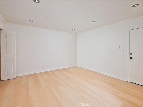 5711 Owensmouth Avenue 117, Woodland Hills CA 91367