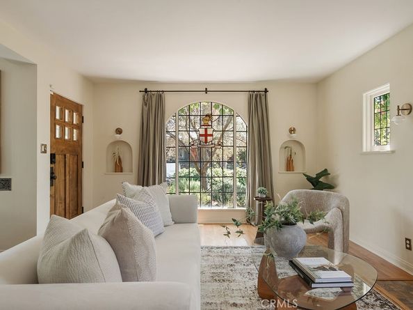4070 Garden Avenue, Los Angeles CA 90039