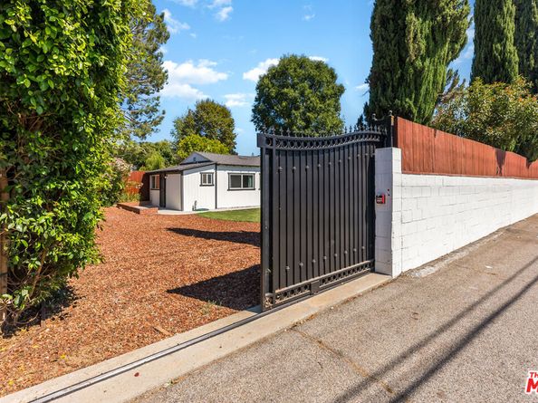 12041 Hartsook Street, Valley Village CA 91607