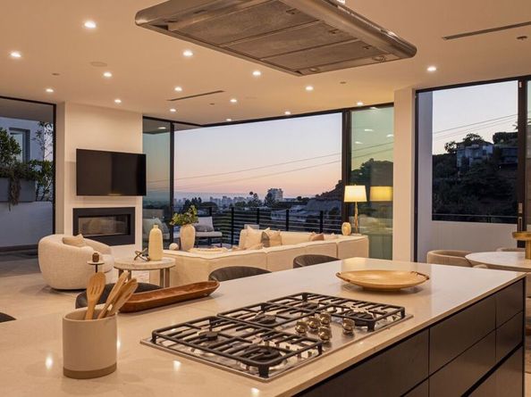 1516 Forest Knoll Drive, West Hollywood CA 90069
