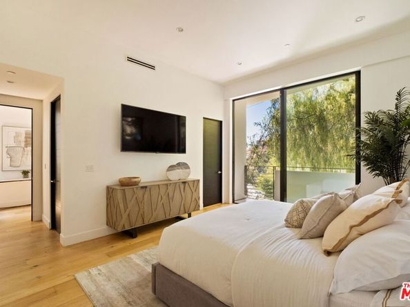 1516 Forest Knoll Drive, West Hollywood CA 90069