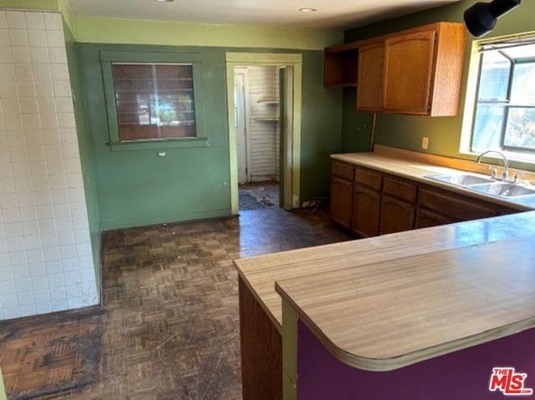 6330 S Harcourt Avenue, Los Angeles CA 90043