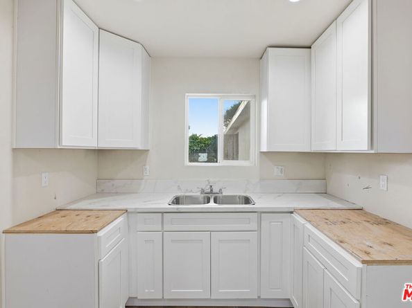 1526 W 105th Street, Los Angeles CA 90047