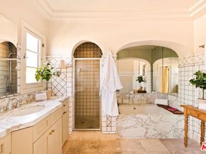 6300 Lindenhurst Avenue, Los Angeles CA 90048