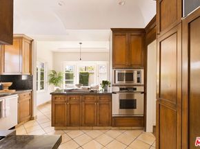 6300 Lindenhurst Avenue, Los Angeles CA 90048
