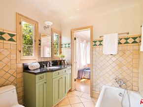 6300 Lindenhurst Avenue, Los Angeles CA 90048