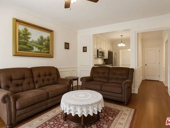 21620 Burbank Boulevard 9, Woodland Hills CA 91367