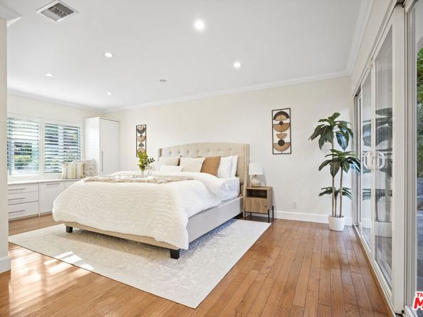 2452 N Altadena Drive, Altadena CA 91001