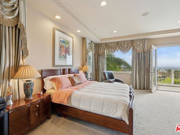 19016 Devonport Lane, Tarzana CA 91356