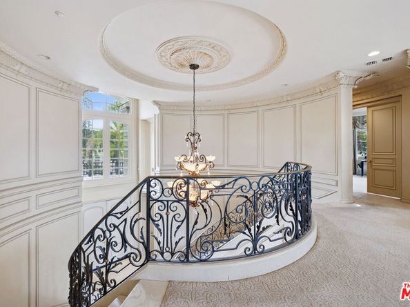 19016 Devonport Lane, Tarzana CA 91356