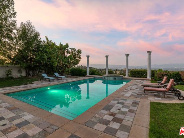 19016 Devonport Lane, Tarzana CA 91356