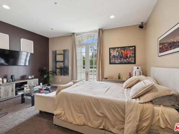 19016 Devonport Lane, Tarzana CA 91356