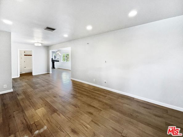 6906 Balcom Avenue, Reseda CA 91335