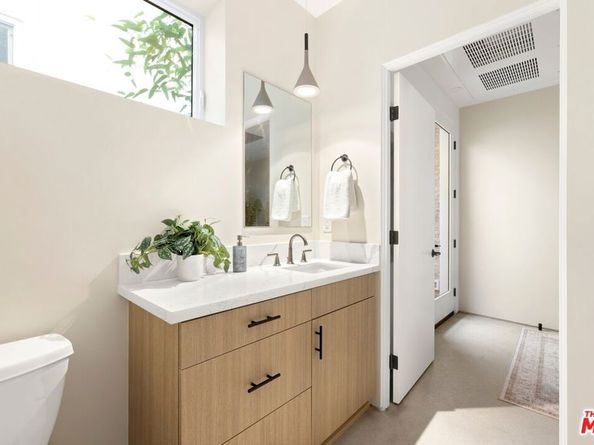 1011 N Ogden Drive 104, West Hollywood CA 90046