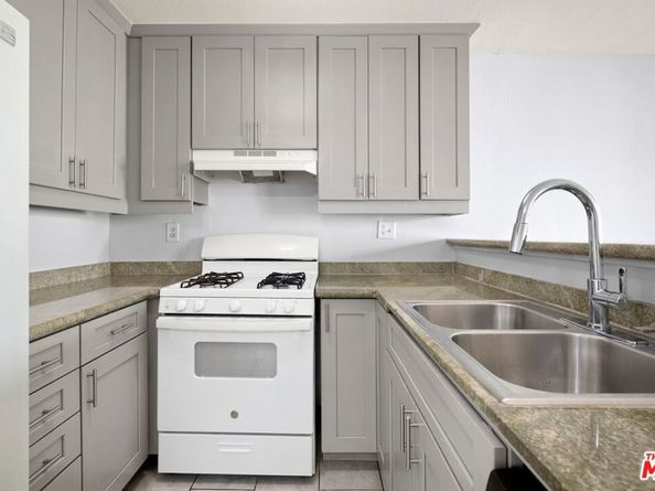 18530 Hatteras Street 115, Tarzana CA 91356