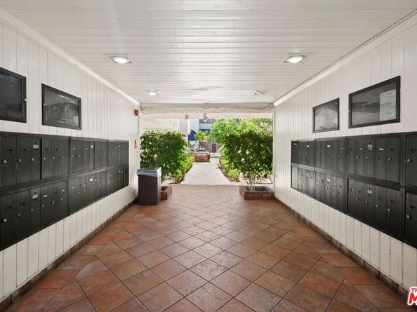 18530 Hatteras Street 115, Tarzana CA 91356