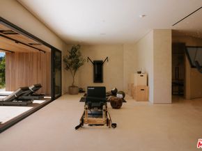 16187 Royal Oak Road, Encino CA 91436