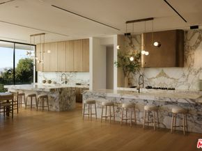 16187 Royal Oak Road, Encino CA 91436