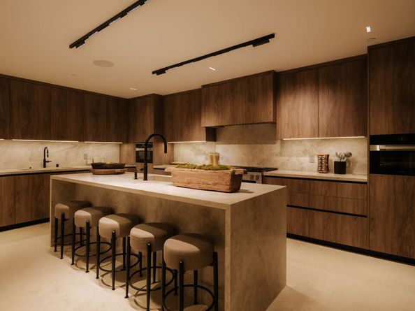 16187 Royal Oak Road, Encino CA 91436