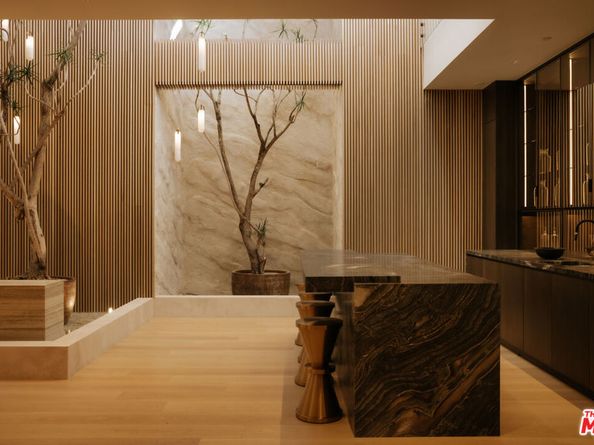 16187 Royal Oak Road, Encino CA 91436