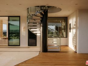 16187 Royal Oak Road, Encino CA 91436