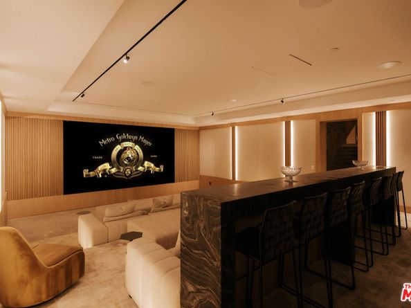 16187 Royal Oak Road, Encino CA 91436