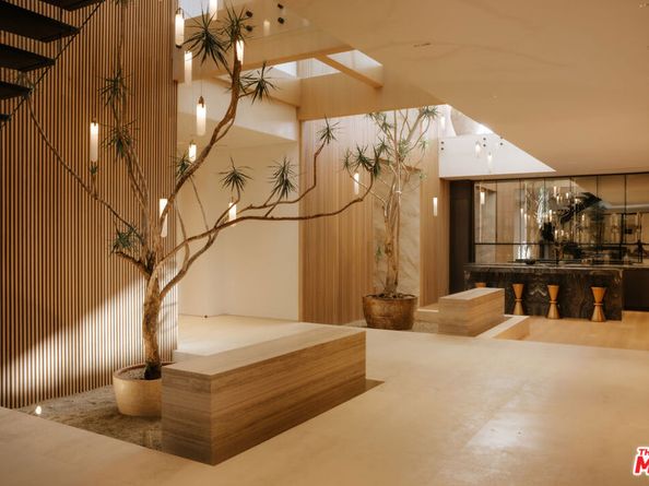 16187 Royal Oak Road, Encino CA 91436