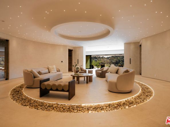 16187 Royal Oak Road, Encino CA 91436