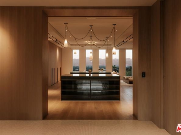 16187 Royal Oak Road, Encino CA 91436