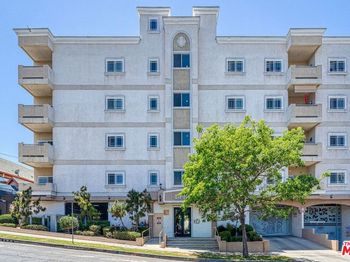 1043 S Kenmore Avenue