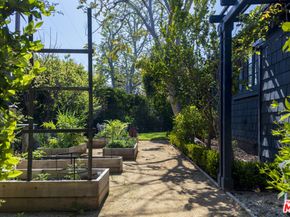 250 S Chadbourne Avenue, Los Angeles CA 90049