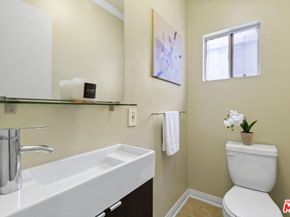 117 N Kings Road, Los Angeles CA 90048