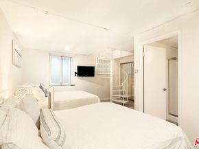 51 Sunset Avenue, Venice CA 90291