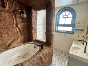 7326 Vanalden, Reseda CA 91335