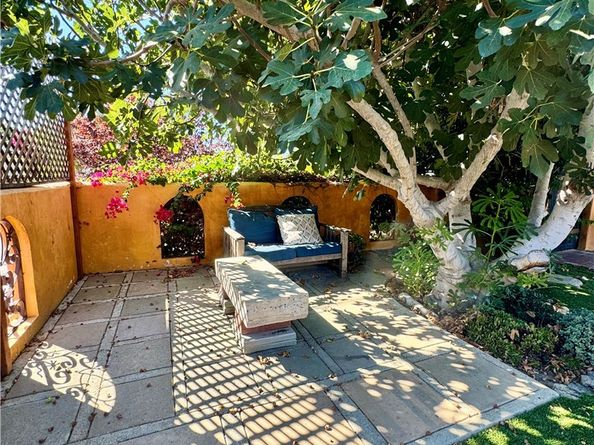 7326 Vanalden, Reseda CA 91335