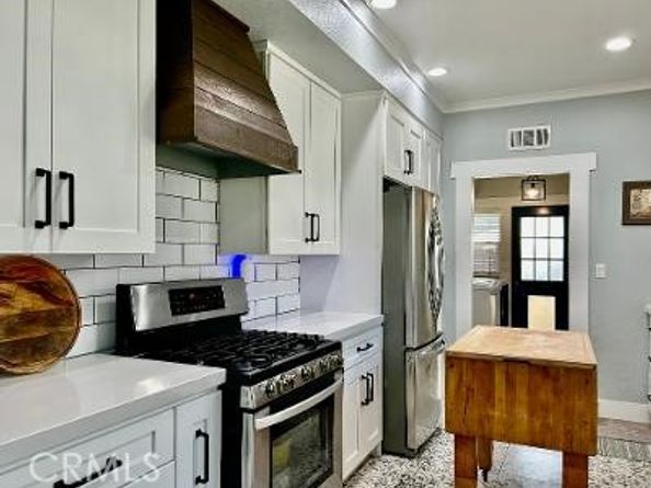 1955 N Los Robles Avenue, Pasadena CA 91104