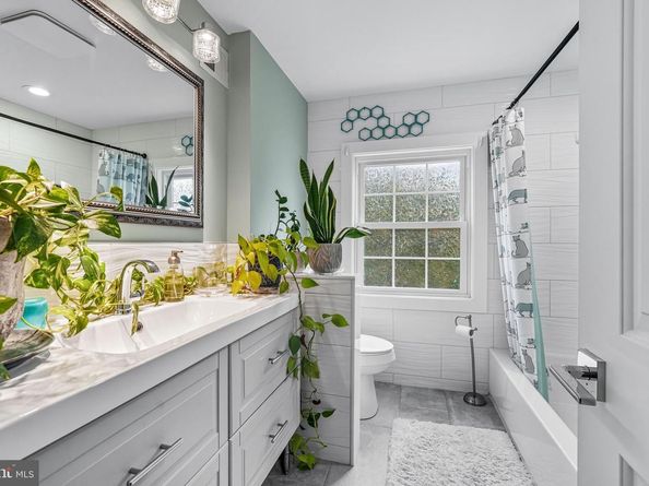 909 Glenroy Road, Philadelphia PA 19128