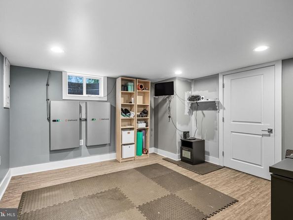 909 Glenroy Road, Philadelphia PA 19128